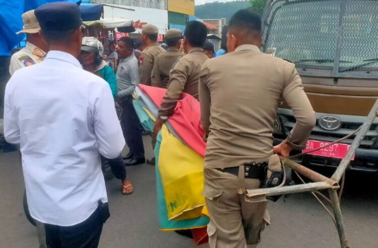 PENERTIBAN PKL— Petugas gabungan Satpol PP dan Dinas Perdagangan menertibkan PKL di kawasan Pasar Raya Barat, Kamis (1/2). Sebanyak 11 payung dan 2 lapak milik PKL dibongkar dan diangkut ke Mako Satpol PP, jalan Tan Malaka.
