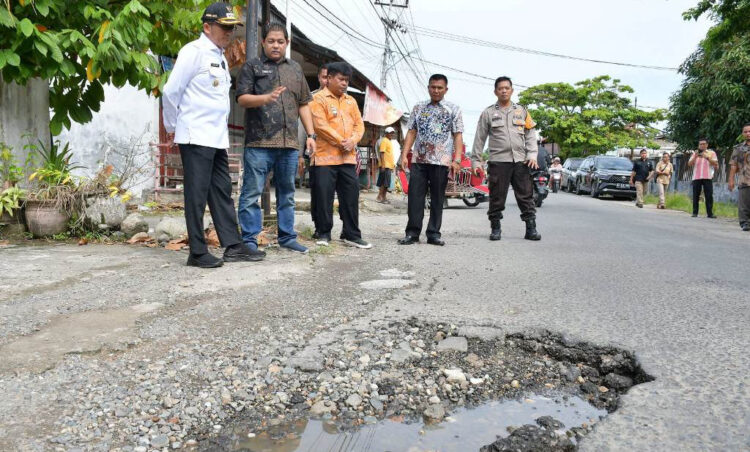 PENINJAUAN JALAN— Wali Kota Padang Hendri Septa, melakukan peninjauan jalan di Kompi, Pondok Kopi, Kelurahan Surau Gadang, Kamis (22/2). Jalan ini bakal mulus kembali, karena segera ditambal ulang.
