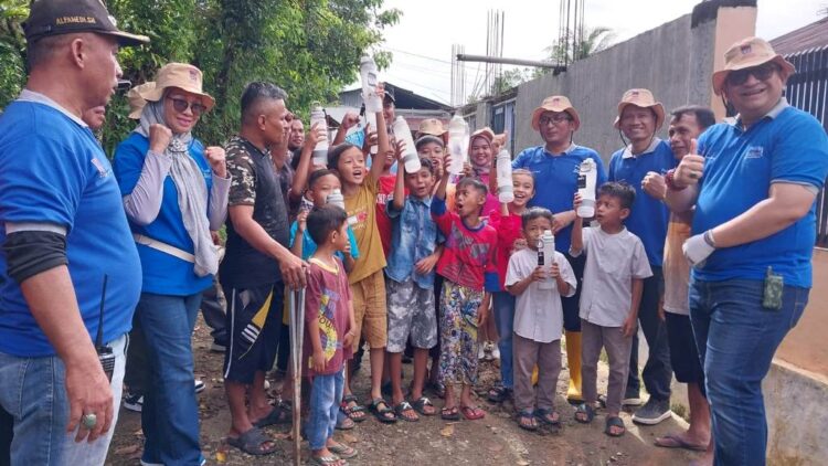 LINGKUNGAN BERSIH— Wali Kota Padang Hendri Septa meninjau untuk memastikan warganya untuk bergotongroyong, di Perumahan Trisandi Indah RT 04 RW 06, Aiapacah, Kecamatan Kototangah  dan Perumahan Nuansa RT 05 RW 06. Wako juga memberikan bingkisan berupa tumbler kepada anak-anak yang ikut bergoro.