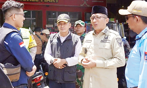 PEMANTAUAN— Wako Padang Hendri Septa, Wawako Ekos Albar dan jajaran Forkopimda melakukan pemantauan pelaksanaan Pemilu di sejumlah TPS di Kota Padang. Wako mengeklaim pelaksanaan Pemilu di Padang berlangsung aman dan lancar.