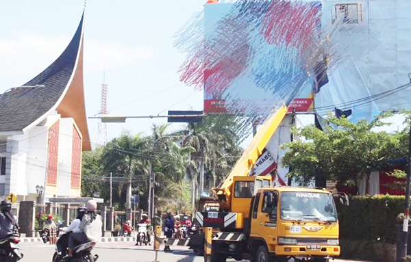 COPOT APK— Personel Satpol PP Kota Padang diturunkan untuk melakukan pencopotan Alat Peraga Kampanye (APK) peserta pemilu 2024 yang masih terpasang di sejumlah titik di Kota Padang. Memasuki masa tenang, Bawaslu memerintahkan semua APK harus dicopot.