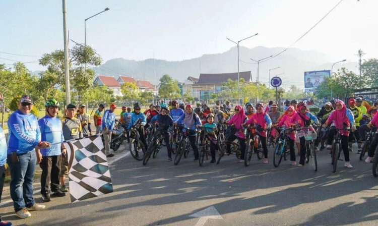 Gowes Minggu Pagi, Andree Algamar Apresiasi ASRI 1 GOWES ASRI— Sekretaris Daerah Kota Padang Andree Algamar melepas peserta Gowes Asosiasi Sepeda Rekreasi Indonesia (ASRI) Kota Padang, di halaman Balaikota Padang Aie Pacah, Minggu (18/2) pagi.
