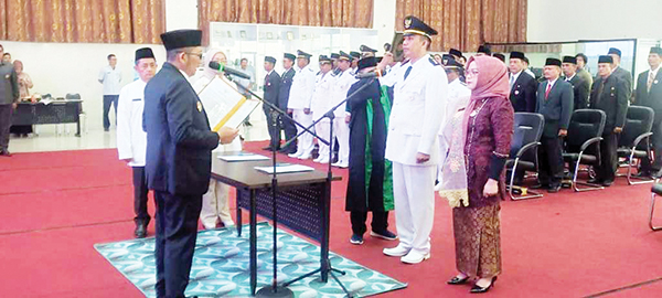 PELANTIKAN— Wako Hendri Septa melantik 37 pejabat administrator (esselon III), termasuk 8 orang camat, Jumat (23/2) siang, di gedung Balaikota, Aiepacah.