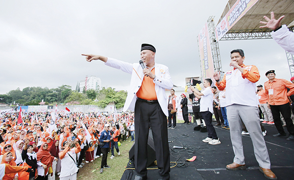KETUA DPW PKS Sumbar Mahyeldi menjadi juru kampanye PKS Sumbar 
di Lapangan Ateh Ngarai Bukittinggi.
