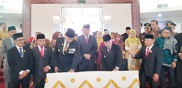 Kado di Hari Jadi Kabupaten Sijunjung Ke-75, Pembangunan Tumbuh, Angka IPM Naik, Kemiskinan Turun, Pemerintah Daerah Dinilai Telah Membuktikan Keseriusan Membangun Sijunjung 1 LAUNCHING pelayanan Call Center 112 sebagai upaya pemerintah daerah dalam memberikan bantuan dan pertolongan cepat kepada warga masyarakat Sijunjung serta peresmian Mall Pelayanan Publik Digital (MPPD) sebagai upaya pemerintah daerah dalam memberikan pelayanan cepat kepada masyarakat Kabupaten Sijunjung.