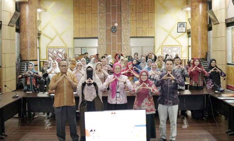 SOSIALISASI PENATAAN ARSIP— Asisten III Setdako Padang, Corri Saidan saat membuka Sosialisasi Penataan dan Penyusutan Arsip Pada OPD di Lingkup Pemko Padang, Kamis (1/2).