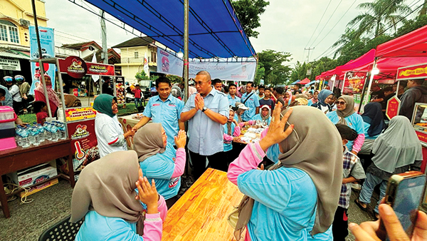 Andre Rosiade Caleg DPR RI Suara Terbanyak di Dapil Sumbar I 1 SAPA PENDUKUNG— Politikus dari Partai Gerindra, Andre Rosiade saat menyapa pendukungnya beberapa waktu yang lalu.