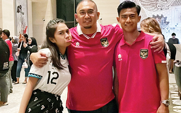 PEMAIN Timnas Indonesia, Pratama Arhan bersama istri, Azizah Salsha dan ayah mertuanya, Andre Rosiade, beberapa waktu lalu. Saat ini, Pratama Arhan masih terikat kontrak baru dengan Suwon FC.