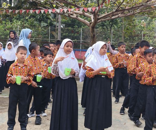 PENYULUHAN KESEHATAN GIGI— Pelajar SDN 16 Lubuak Jantan, mengikuti kegiatan penyuluhan kesehatan gigi dan mulut, serta gerakan sikat gigi yang diberikan Mahasiswa Kuliah Kerja Nyata (KKN) Tematik dari Universitas Andalas (Unand), pada Rabu (31/1)  lalu. Kegiatan ini bertujuan untuk meningkatkan kesadaran akan pentingnya perawatan gigi dan mengajak siswa-siswi untuk menjaga kesehatan gigi.