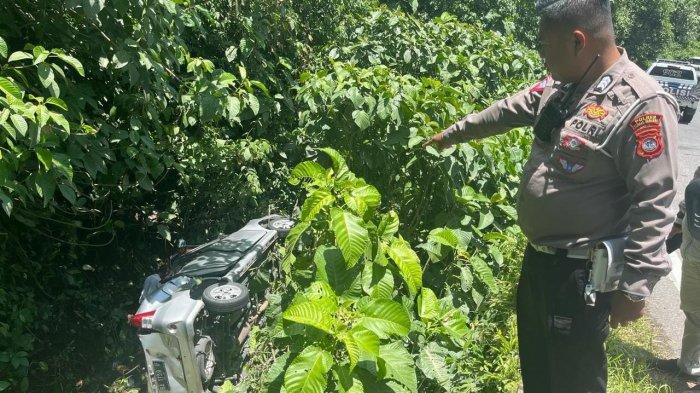 TERJUN KE JURANG— Kondisi satu unit minibus yang terjatuh ke dalam jurang di kawasan tikungan Singgalang Kariang Kawasan Silaiang, Kabupaten Tanah Datar, Jumat (23/2).