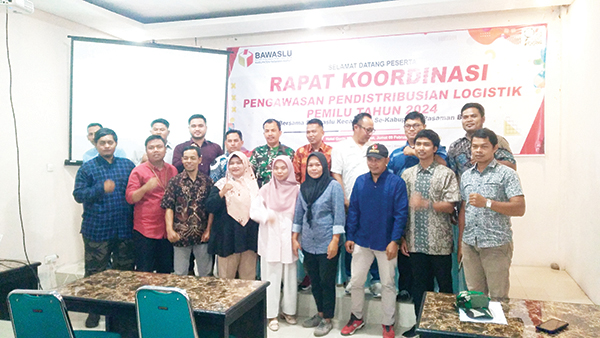 RAKOR— Bawaslu Pasbar mengadakan rapat koordinasi (Rakor) Pengawasan Pendistribusian Logistik Pemili 2024, yang diadakan di Hotel Guchi Simpang Empat, Jumat (9/10).