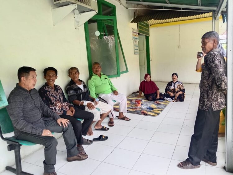 SOSIALISASI— Bakri, melakukan sosialisasi kepada masyarakat di Pessel.