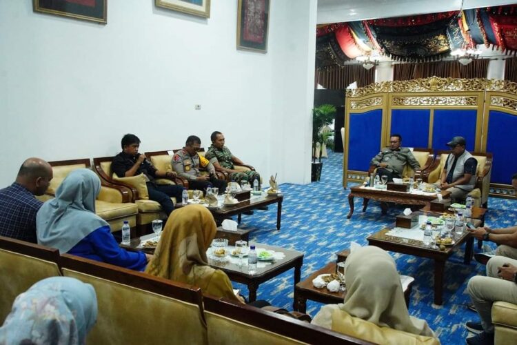 Banjir Bandang Terjang Nagari Barulak, Pemkab Tanahdatar Tetapkan Masa Tanggap Darurat 1 PENANGGULANGAN BANJIR BANDANG— Forkopimda Tandadatar menggelar rakor terkait banjir bandang di Nagqri Barulak. Pemkab Tanahdatar akhirnya menetapkan status tanggap darurat selama tujuh hari ke depan.