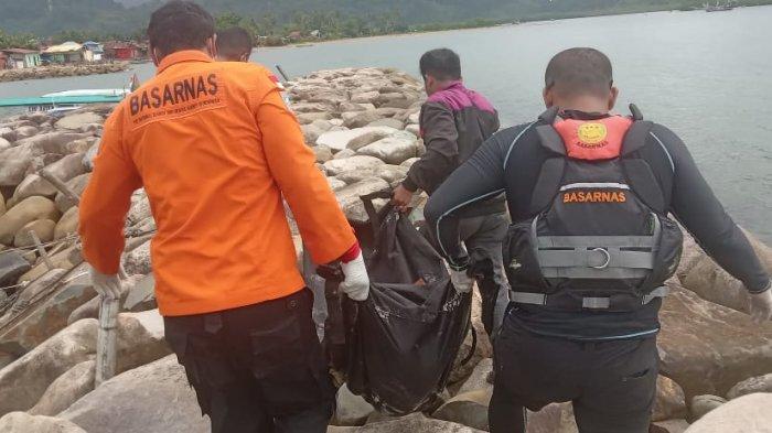 EVAKUASI— Tim SAR gabungan mengevakuasi jenazah pelajar asal Pekanbaru yang tewas tenggelam saat mandi-mandi di kawasan Pulau Pagang, Pessel.