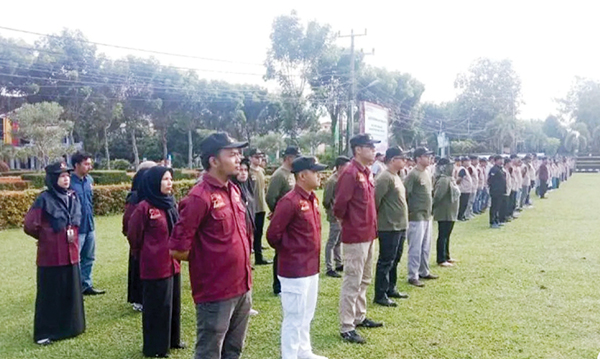 APEL PASUKAN— Bawaslu Agam saat menggelar apel pengawasan pada masa tenang Pemilu 2024, Minggu (11/2).