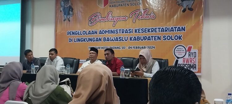 BUKA—Ketua Bawaslu Kabupaten Solok, Titony Tanjung saat berikan kata sambutan pada  membuka keguiatan Bintek