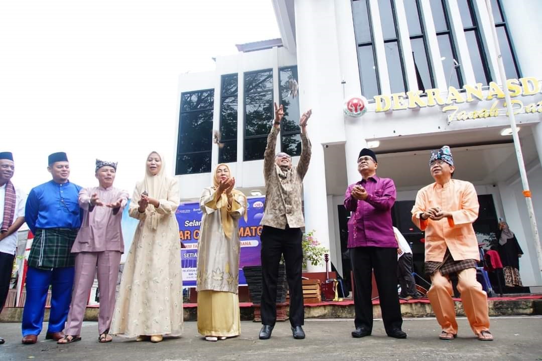 Bazar Cindua Mato Resmi di Buka Bupati Eka Putra Bazar Ini Menyajikan Produk IKM