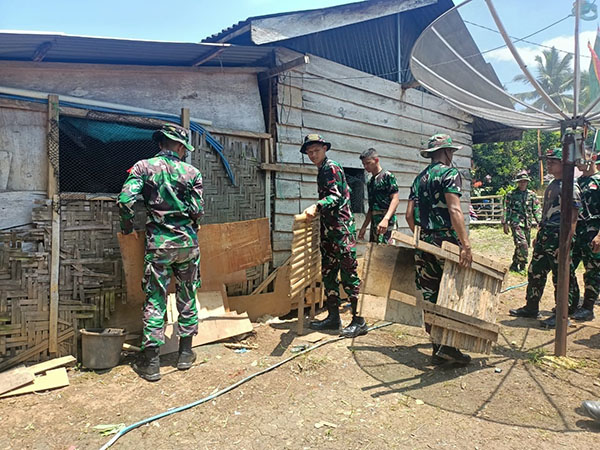 BEDAH RUMAH— TNI Manunggal Membangun Desa (TMMD) Reguler ke-119 Kodim 0310/SS bersama masyarakat  melakukan bedah rumah   di Nagari Tanjung Aur Bonai Selatan, Kecamatan Sumpur Kudus, Kabupaten Sijunjung.