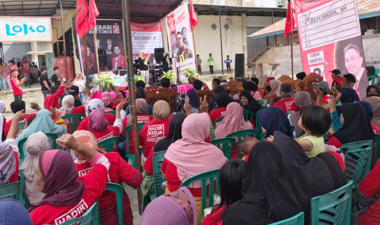 DISAMBUT ANTUSIAS— Ratusan simpatisan sambut kehadiran Caleg PSI nomor urut 2 Elfi Maiza di Dapil 3 Kabupaten Solok bersama Caleg DPR RI nomor urut 1 Dedy Bachtiar, S.T., M.M. yang juga menjabat sebagai Dewan 
Penasehat DPP PSI.
