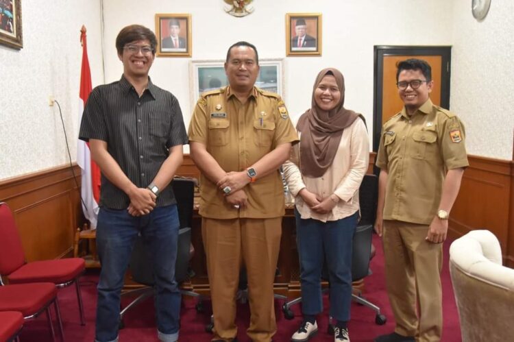 KUNJUNGAN MAHASISWA— Sekretaris Daerah Kota Pariaman, Yota Balad berfiti bersama usai merima kunjungan 2 mahasiswa dari National Dong Hwa University (NDHU), Taiwan di ruang kerjanya.