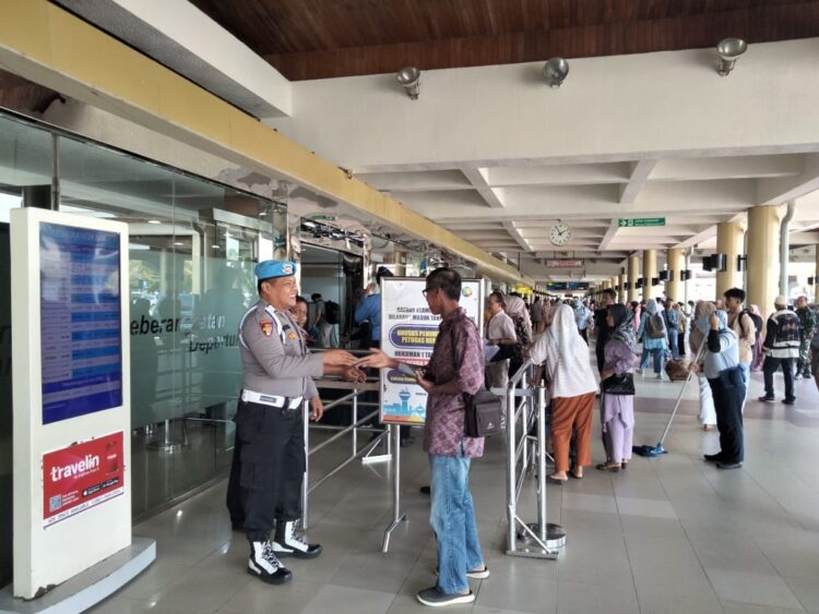 LAYANAN— Petugas Polsek Kawasan BIM saat melayani calon penumpang di  BIM.