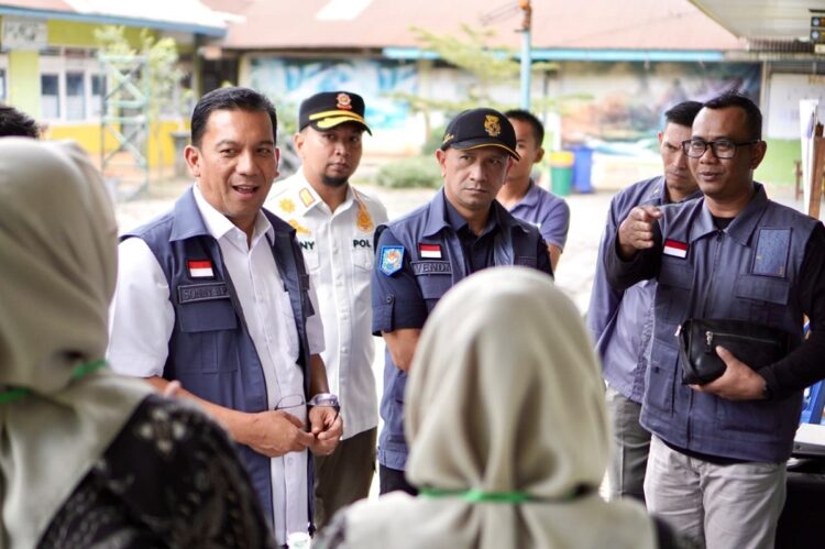 TINJAU—Penjabat (Pj) Wali Kota, Sonny Budaya Putra, A.P, M.Si meninjau beberapa Tempat Pemungutan Suara (TPS) di Kota Padang panjang.