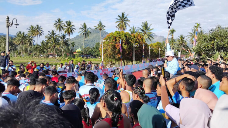 LOMBA LARI— Utusan TKN Prabowo-Gibran Komjen Pol (Purn) DR Boy Rafli Amar Datuak Rangkayo Basa selaku sebagai Penasehat TKN melepas sekitar 3 ribu peserta lomba lari Indonesia Maju Run 2024 Prabowo-Gibran yang digelar di Rumah Gadang Sungai Baringin Kecamatan Payakumbuh Kabupaten Limapuluh Kota, Minggu pagi (4/2).