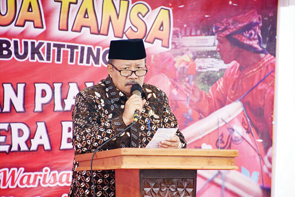 SAMBUTAN— Bupati Agam Andri Warman saat membuka festival Tambua Tansa tingkat Agam dan Bukittinggi, di lapangan sepakbola Talao, Nagari Padang Laweh, 
Sabtu (3/2).