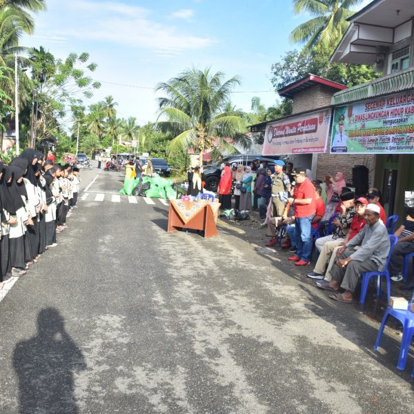 GOTONG ROYONG— Masyarakat Simpang Ampek Mato Aia, Nagari Lubuk Basung menggelar goro bersama yang langsung disaksikan oleh Bupati Agam Andri Warman, Minggu (25/2).