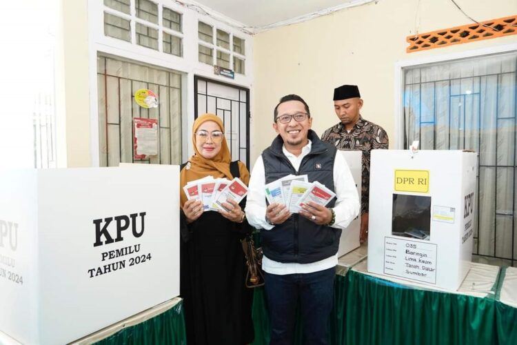 COBLOS—Bupati Eka Putra dan Istri sebelum memberikan hak suaranya.