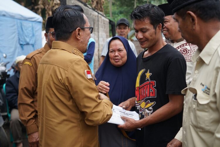SERAHKAN—Bupati Tanah Datar Eka Putra menyerahkan bantuan kepada korban musibah kebakaran di Jorong Koto Laweh Nagari Tanjung Alam Kecamatan Tanjung Alam.