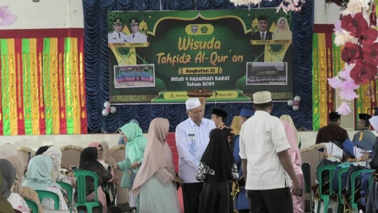 WISUDA TAHFIZ— Bupati Pasbar Hamsuardi didampingi Ketua TP-PKK Pasbar Ny. Titi Hamsuardi, Camat Pasaman Andre Afandi dan stakeholder terkait, Sabtu (17/2) menghadiri Wisuda Tahfiz Alquran Angkatan ke-III MTsN 4 Pasaman Barat.