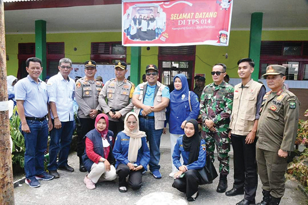 FOTO BERSAMA— Bupati Padang Pariaman Suhatri Bur bersama istri usai memberikan hak pilihnya di TPS 14 Kampung Guci Nagari Lubuk Pandan kecamatan 2x11 Enam Lingkung.