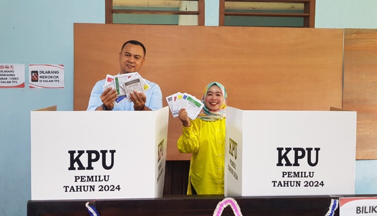 GUNAKAN HAK SUARA— Bupati Sijunjung Benny Dwifa Yuswir bersama Ketua TP. PKK Ny. Nedia Fitri Benny Dwifa gunakan hak pilihnya pada Pemilu 2024 di TPS 16 Jorong Pulau Barambai, Nagari Muaro, Rabu (14/2).