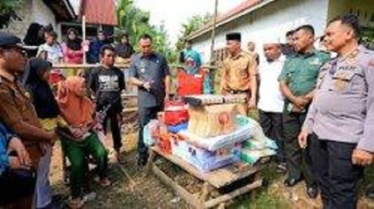 Cepat Tanggap dan Peduli Terhadap Korban Kebakaran, Bupati Sijunjung Serahkan Bantuan 1 SERAHKAN—Bupati Kabupaten Sijunjung Benny Dwifa Yuswir, saat menyerahkan bantuan kepada korban kebakaran di Jorong Ranah,
Nagari Palaluar, Kecamatan Koto VII, Sijunjung.