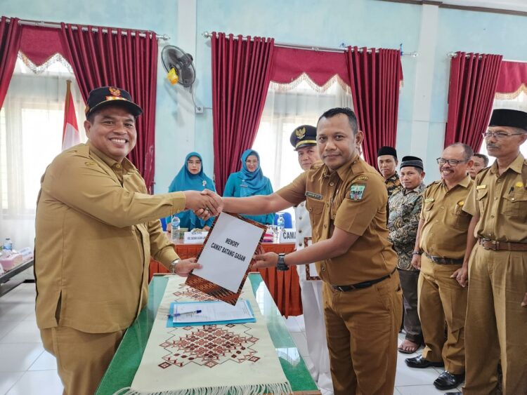 SERAHTERIMA— Bupati Padangpariaman Suhatri Bur saat acara serah terima jabatan Camat Batang Gasan.