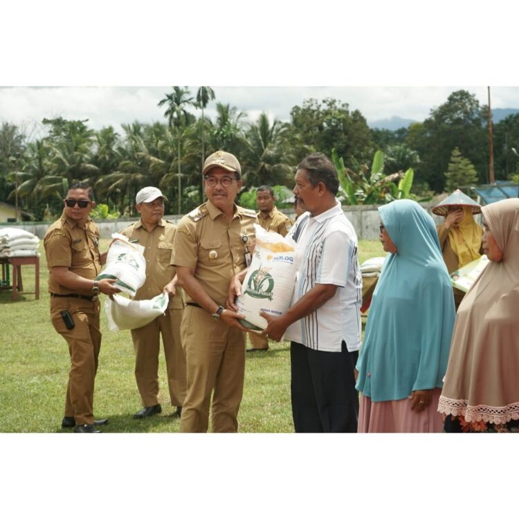 BAGIKAN BERAS— Bupati Solok Selatan Khairunas bagikan bantuan cadangan pangan dari pemerintah untuk 1.450 keluarga penerima manfaat (KPM) di Kecamatan Pauh Duo.