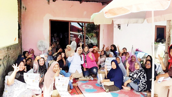 JEMPUT ASPIRASI— Caleg DPRD Padang nomor urut tiga Dapil 1, Nurhaida bertemu konstituennya di Perumahan Bumi Lubuk Buaya Indah Kelurahan Lubukbuaya, Kecamatan Kototangah, Senin (4/2).