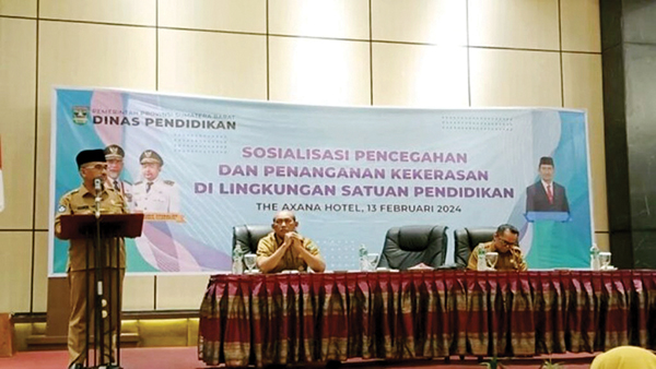PEMBENTUKAN SATGAS— Kepala Dinas Pendidikan (Disdik) Sumbar Barlius, memberikan sambutan saat kegiatan sosialisasi pencegahan kekerasan seksual di sekolah.