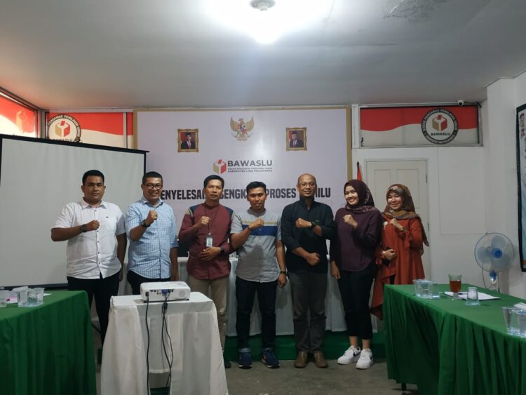 FOTO BERSAMA— Komisioner Bawaslu Limapuluh Kota David Alexander foto bersama anggota Pokja.