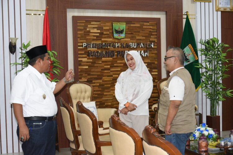 DAK KB Rp 5,9 Miliar, Suhatri Bur Terima “HadiahP dari Kepala BKKBN Sumbar 1 AUDIENSI— Bupati Padangpariaman Suhatri Bur menerima kedatangan dan audiensi dari Kepala Perwakilan BKKBN Provinsi Sumbar Fatmawati.