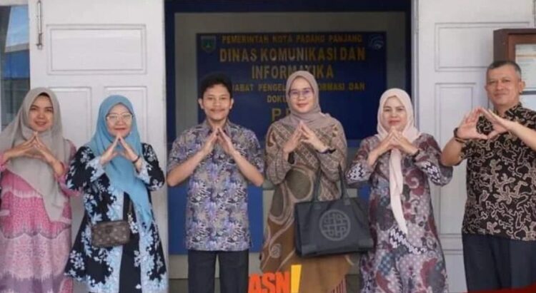 DISAMBUT— Kepala Bidang Kearsipan DPK, Sri Hidayani, disambut Sekretaris Kominfo, Ario Dian Pratama guna persiapan audit penilaian arsip, Kamis (15/2).