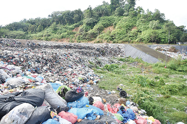 TPA CUMATEH— TPA Cumateh, Nagari Persiapan Sungai Jariang Lubuk Basung sudah mencapai kapasitas 65 persen. Dengan luas 3 hektar, diperkirakan hanya akan cukup menampung sampah untuk 2 tahun kedepan.