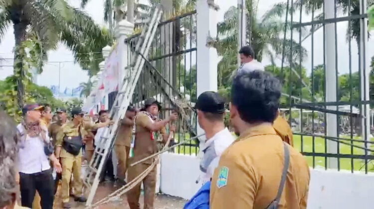 UNJUK RASA— Asosiasi Pemerintah Desa Seluruh Indonesia (Apdesi) melakukan aksi unjuk rasa di depan Gedung DPR RI, Jakarta, Rabu (31/1).