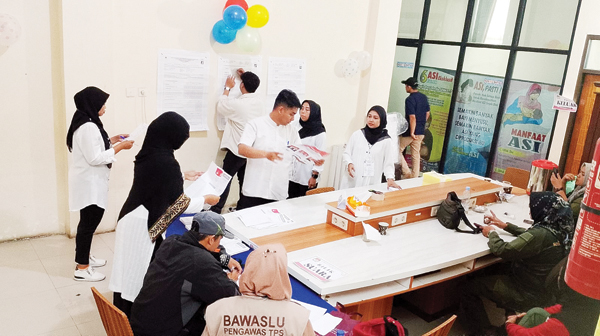 PENGHITUNGAN SUARA— Suasana penghitungan suara pada PSU di Kota Bukittinggi, Sabtu (24/2).