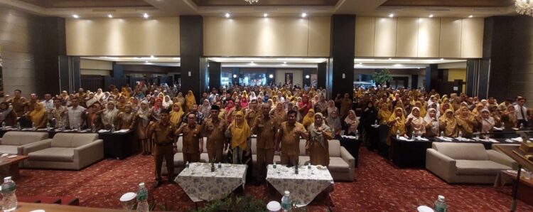 Disdik Sumbar Bentuk Satgas PPK di Seluruh SMA, SMK dan SLB, Cegah Kekerasan, Narkoba, Pornografi dan LGBT di Sekolah 1 FOTO BERSAMA—Kepala Disdik Sumbar, Barlius, Sekretaris Disdik Sumbar Suryanto, Ketua P2TP2A Sumbar, Ummi Hj Harneli Bahar Mahyeldi bersama peserta Forum Sosialisasi Pencegahan dan Penanggulangan Kekerasan di Satuan Pendidikan yang diselenggarakan di salah satu hotel di Padang, Selasa, (13/2).