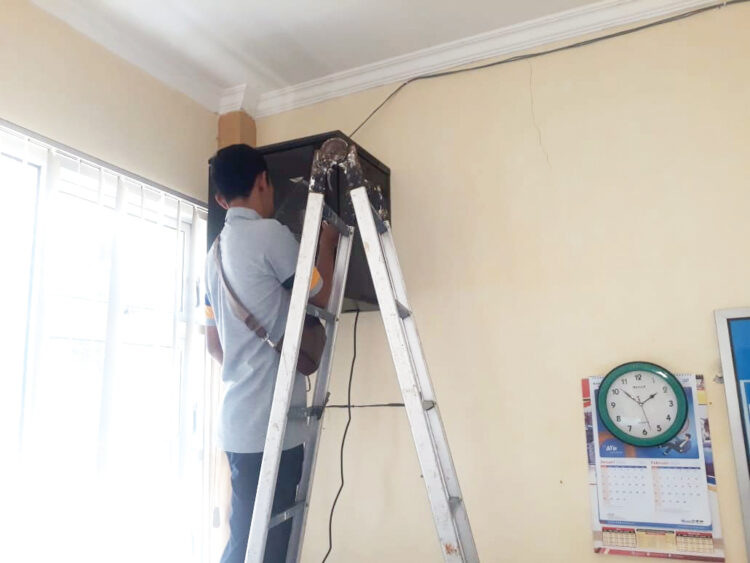 PERBAIKAN— Petugas dari Diskominfo Agam melakukan perbaikan di beberapa Kecamatan yang mengalami gangguan jaringan internet.