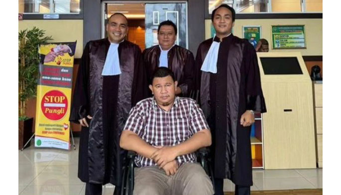 Kasus Dugaan Korupsi Gedung Kebudayaan Sumbar, Alkadri Suhendra Divonis Bebas Majelis Hakim 1 DIVONIS BEBAS— Terdakwa Alkadri Suhendra didampingi penasihat hukumnya Yohannas Permana usai menjalani sidang di Pengadilan Tipikor Padang.