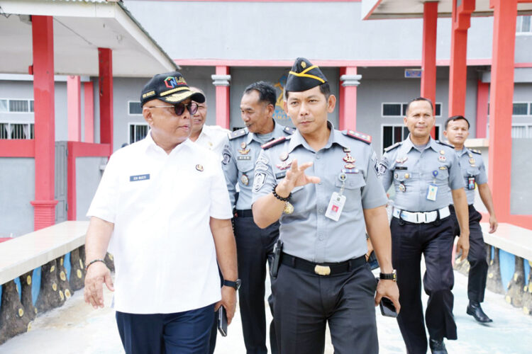 TINJAU— Sekda Agam Edi Busti saat meninjau lingkungan Lapas kelas II B Lubuk Basung, Rabu (7/2).