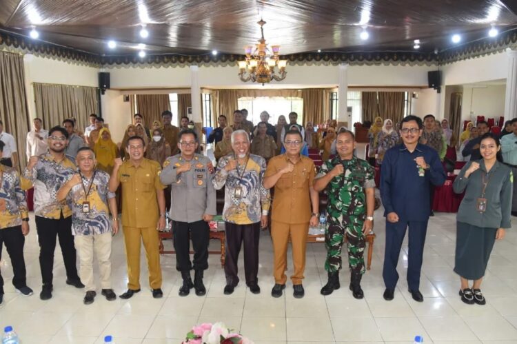 FOTO BERSAMA— Kepala BPS Kota Pariaman Yuliandri usai pembuklaan FGD bersama jajaran Forkopimda.